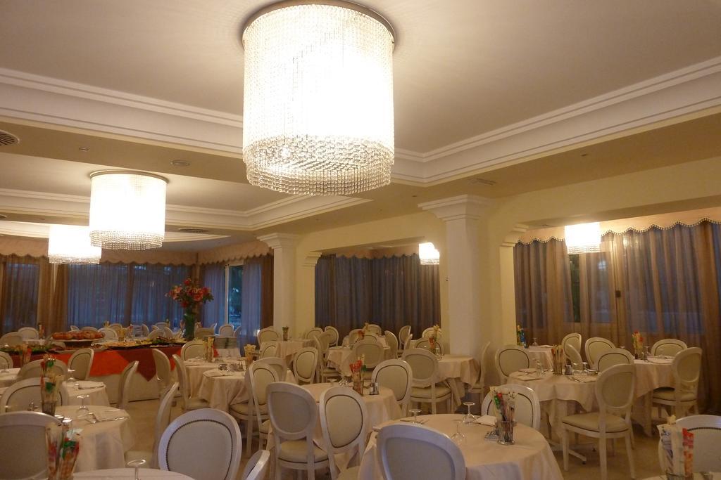 Hotel Astra Морской Милан Экстерьер фото